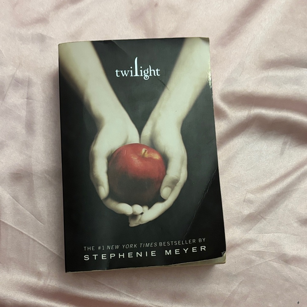 Twilight by Stephenie Meyer - Black and White Cover